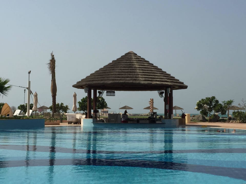 Blick auf den Pool von der Liege Hotel Danat Jebel Dhanna Resort