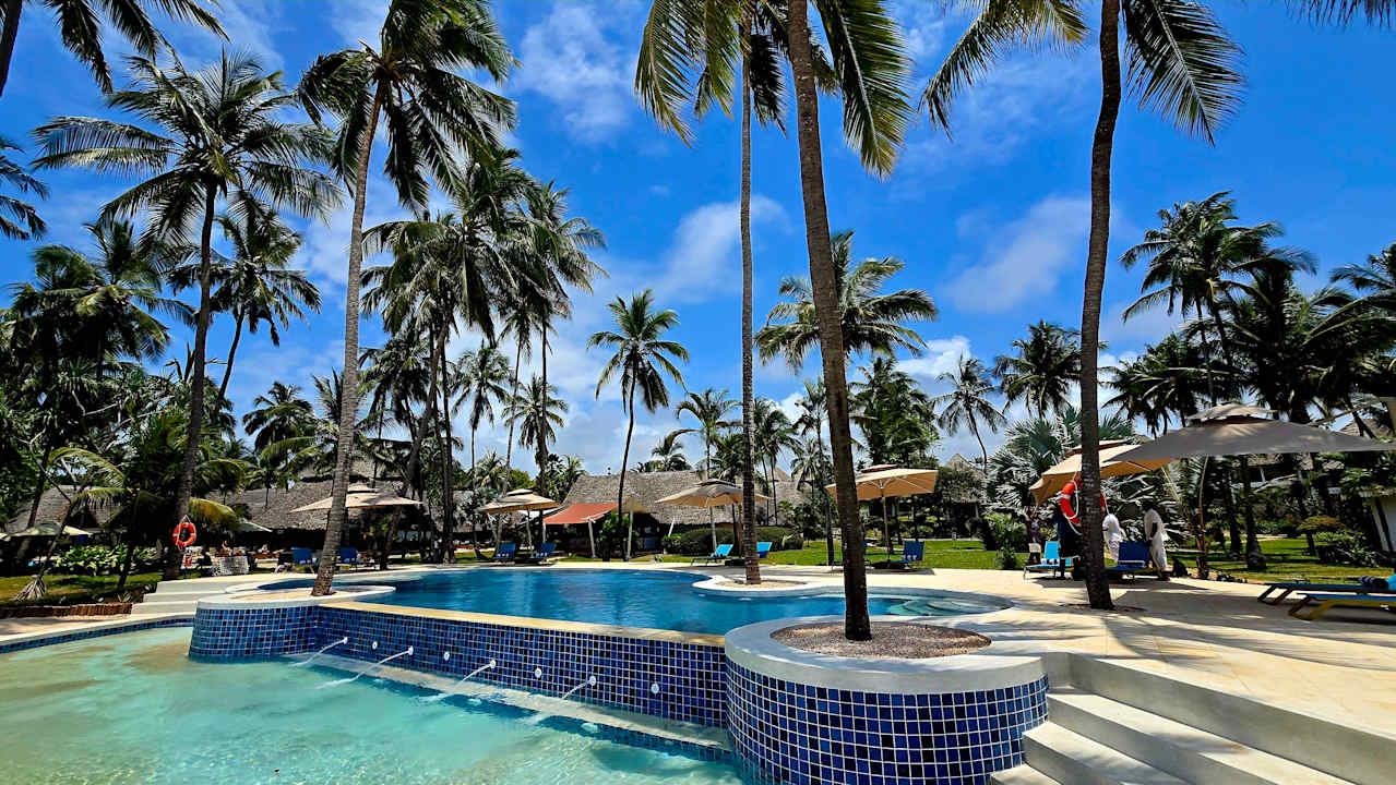 Pool Bluebay Beach Resort & Spa