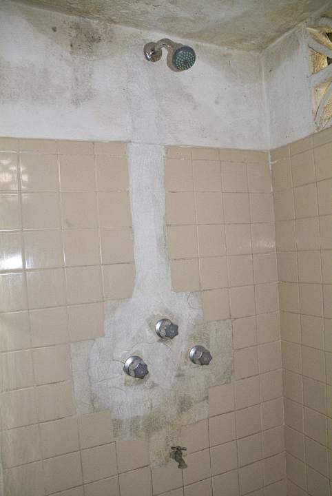 Drei Wassergriffe - nur einer funktioniert Hostal del Fraile