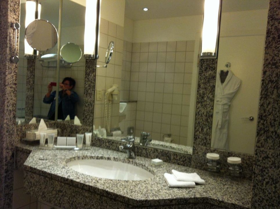 Badezimmer  / Waschtisch  Hilton Munich Airport