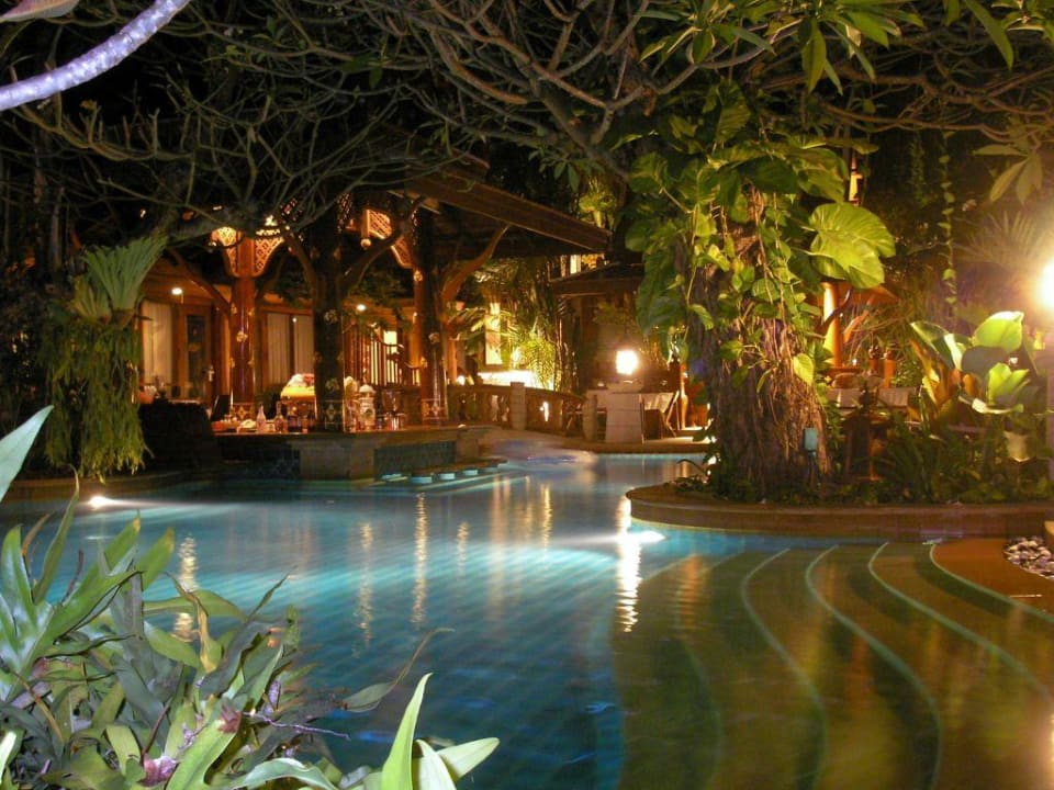 Pool bei Nacht Hotel Sawasdee Village