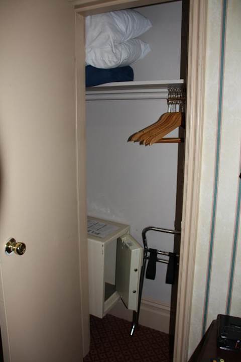 Wandschrank mit Safe Hotel Wolcott