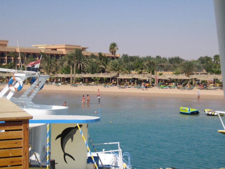 Hotel-Strand v. Boot aus fotographiert Giftun Azur Resort