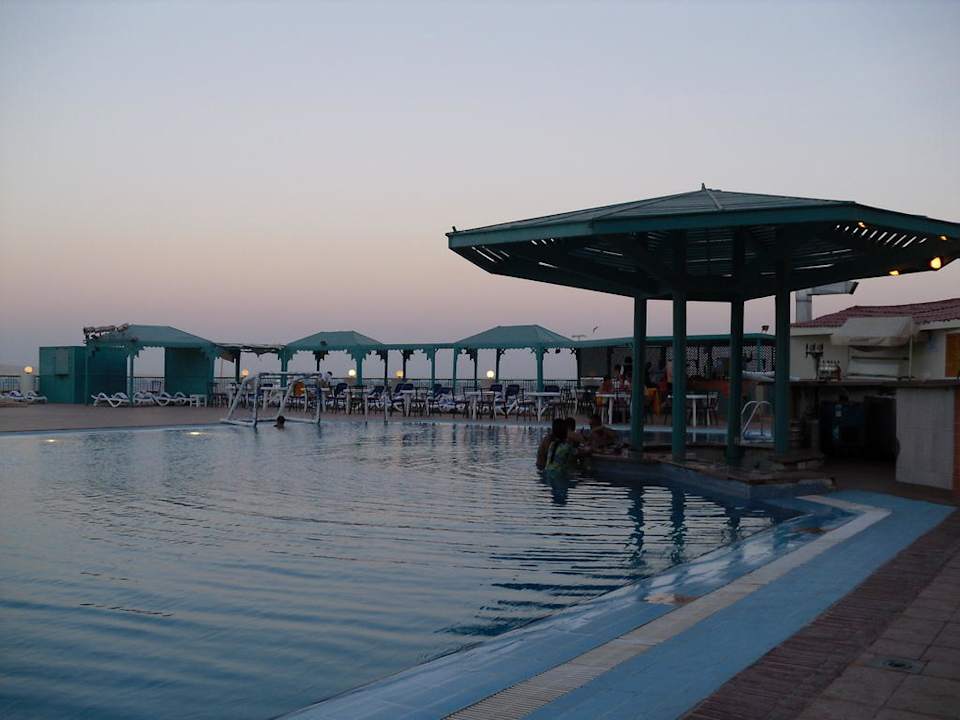 Pool am frühen Abend SUNRISE Holidays Resort (Adults Only)