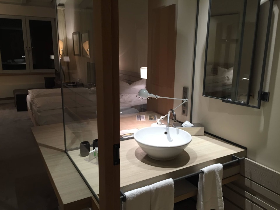 Bad mit Blick ins Zimmer Hotel Zollenspieker Fährhaus