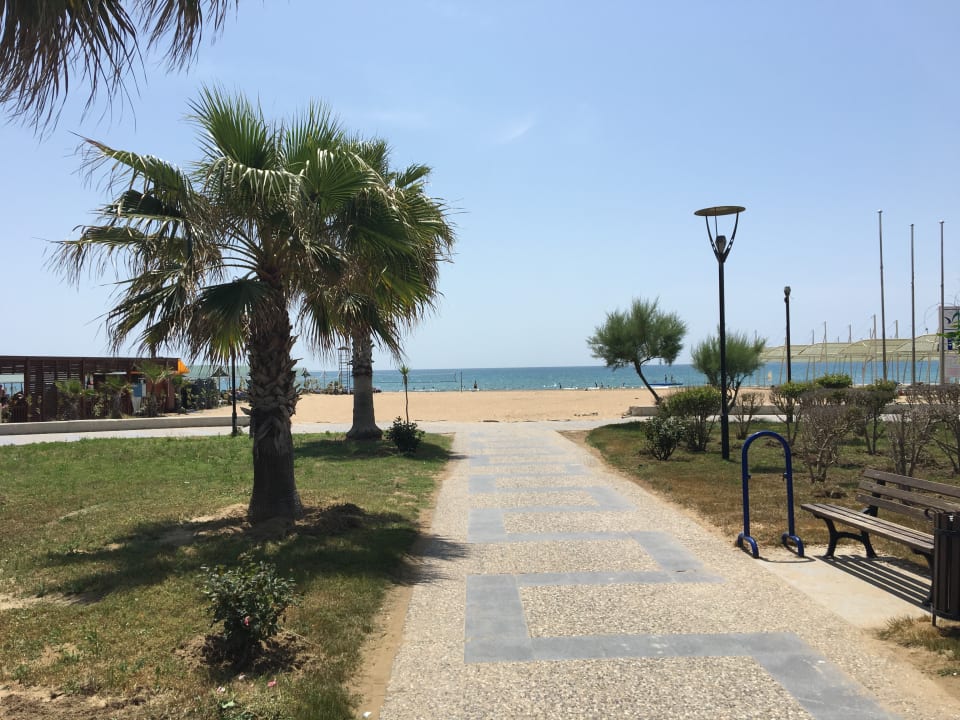 Strand Well Palace Side