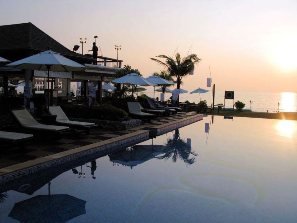 Pool am Abend La Flora Khao Lak
