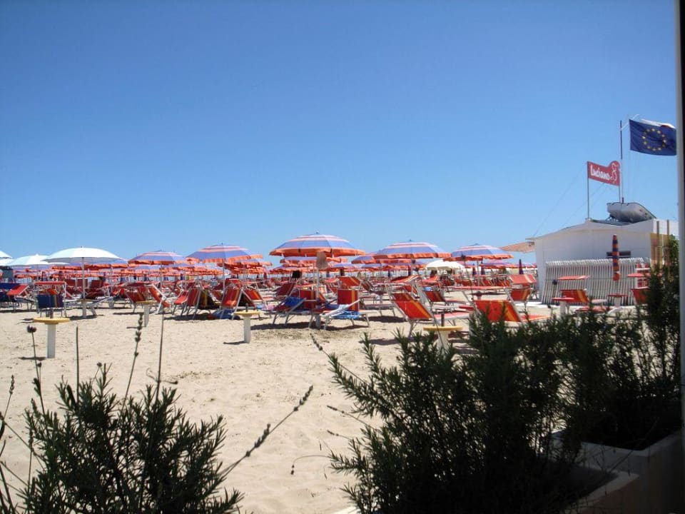 Blick aus dem Milton Beach Rest. auf den Strand Hotel Milton