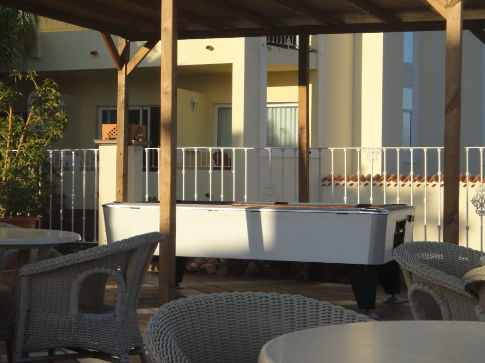 Billardtisch auf der Terrasse an der Poolbar R2 BUGANVILLA Hotel & Spa