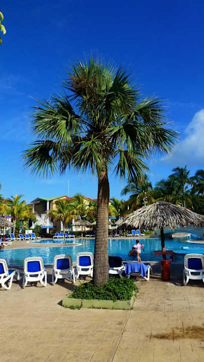 Hauptpool inmitten der Bungalows Iberostar Origin Taínos