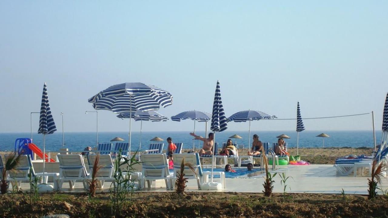 Pool Strand Meer, was will man noch Skys Hotel