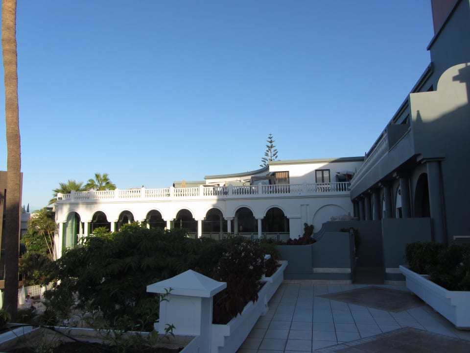 Blick von der Dachterrasse Richtung Haupthaus Adrián Hoteles Colón Guanahaní - Adults only