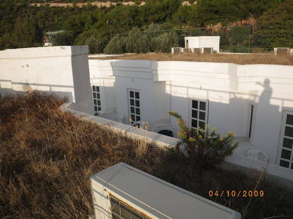 Blick in den unattraktiven Innenhof NOA Hotels Bodrum Beach Club