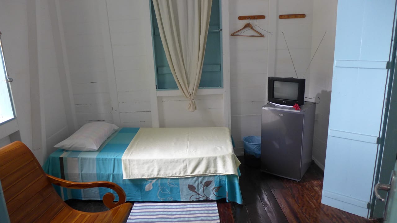 Einzelbett mit Kühlschrank und Fernseher Guesthouse The Beach House