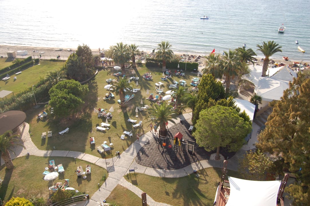 Blick auf Strand und Garten Hotel Ephesia