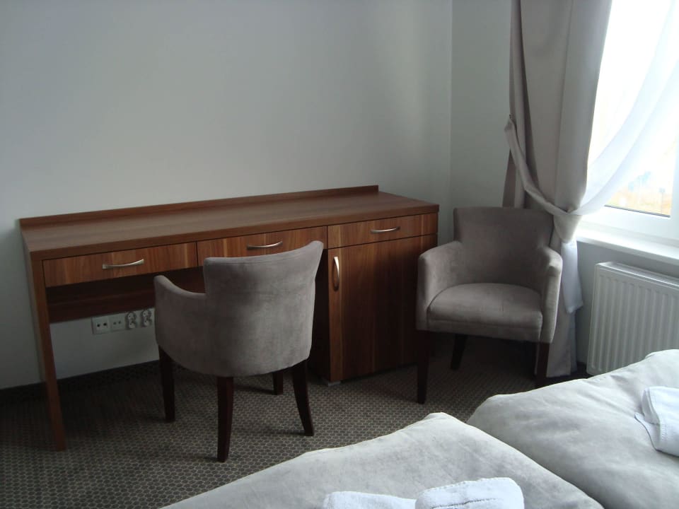 Schreibtisch im Schlafraum Uzdrowisko Świnoujście S.A. Hotel Admiral I