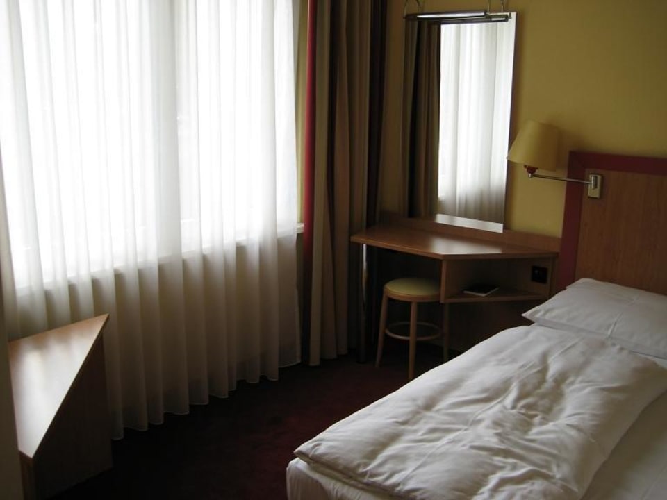 Bett und Nachttisch #2 NH Collection Hamburg City