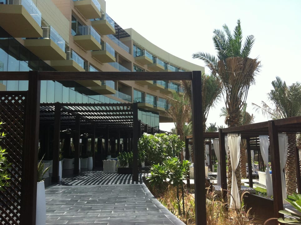 Weg zum Restaurant und Hotel Rixos The Palm Hotel & Suites