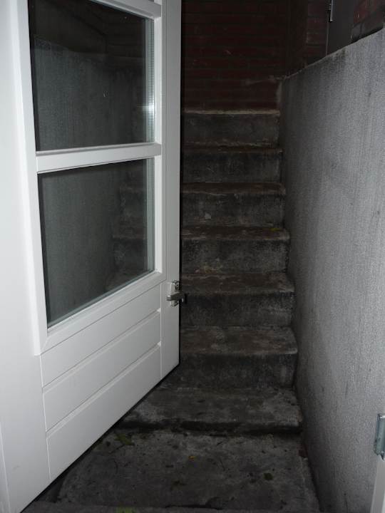 Unser Kellerausblick ohne Tageslicht Acostar Hotel