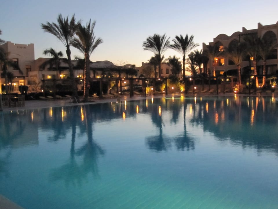 Blick über den Pool aufs Hotel Hotel JAZ Makadi Star & Spa