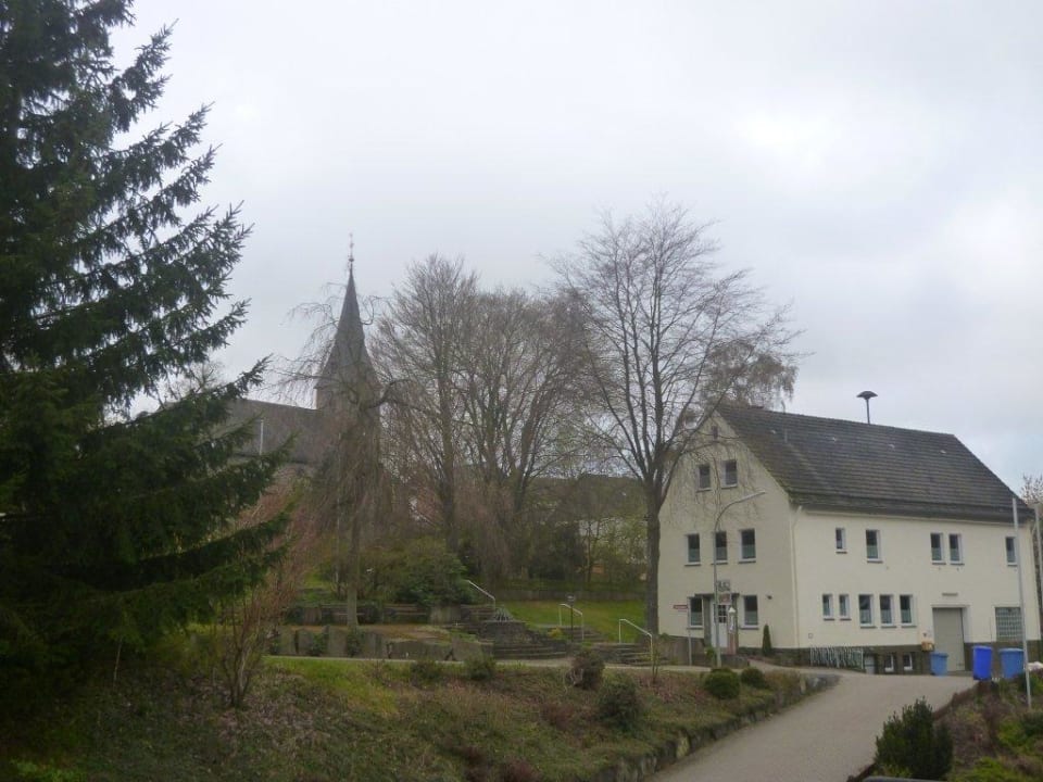 Ausblick von der Sonnenterrasse auf die Kirche Haus Wiesengrund