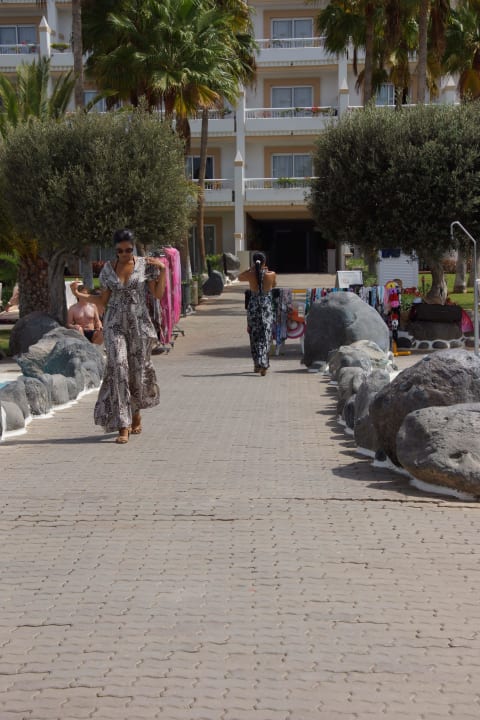 Models führen Strand und Bademoden vor Hotel Riu Palace Tenerife
