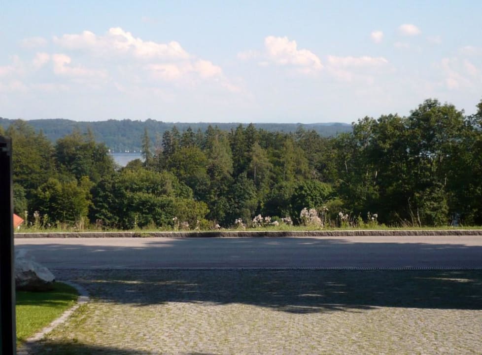 Ausfahrt vom Hotel mit Blick auf den See Hotel Residence Starnberger See