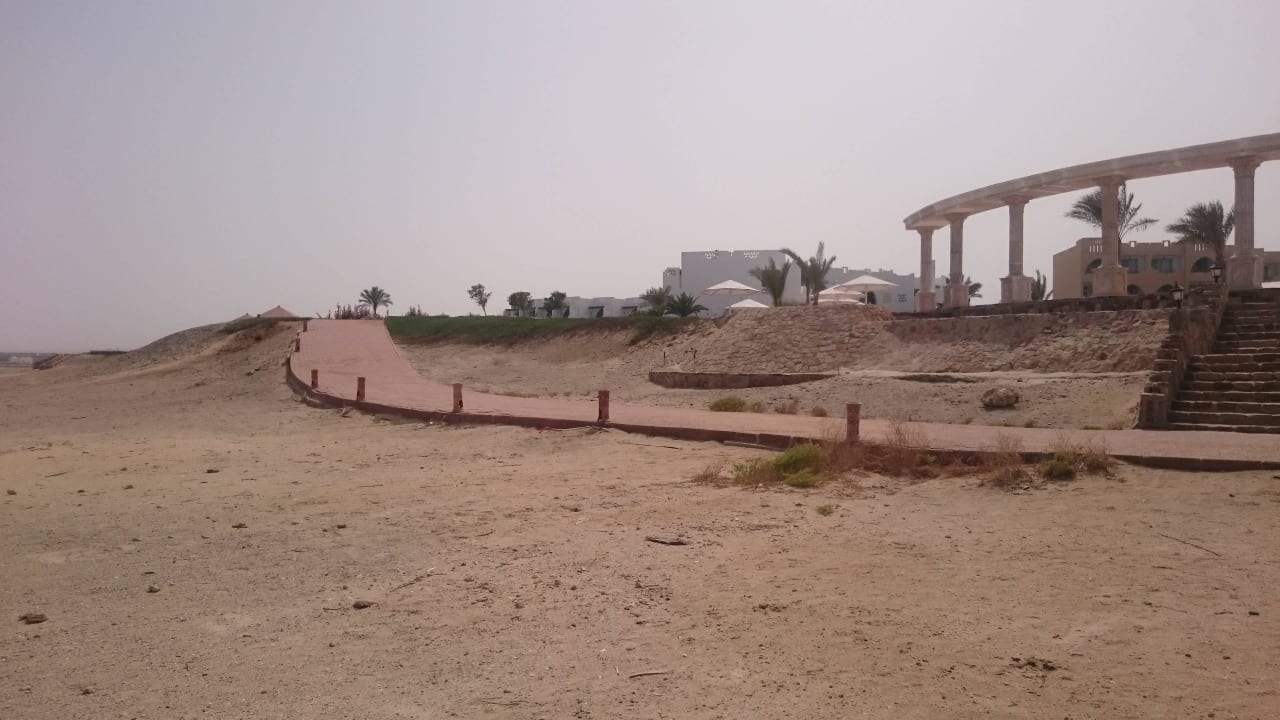 Weg zur Panoramabar Three Corners Equinox Beach Resort