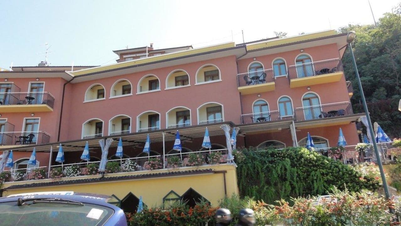 Blick von der Strasse Hotel Merano