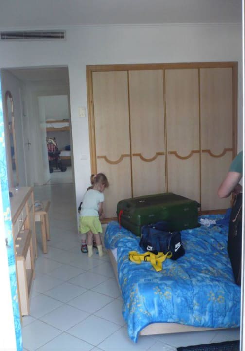 Ein Teil des Schlafzimmers mit Flur Hotel Nesrine