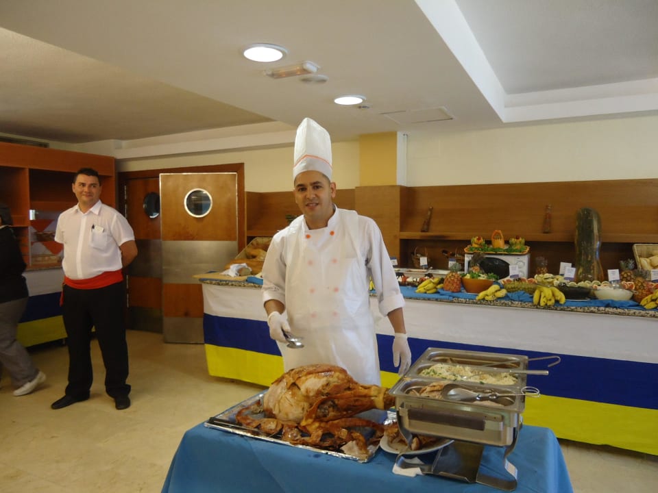 Koch mit Krustenbraten BLUESEA Jandia Luz