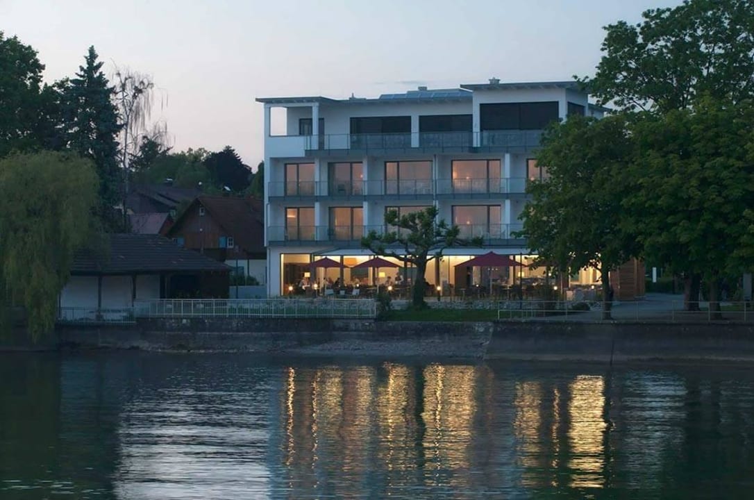 Seehotel am Abend Seehotel Kressbronn