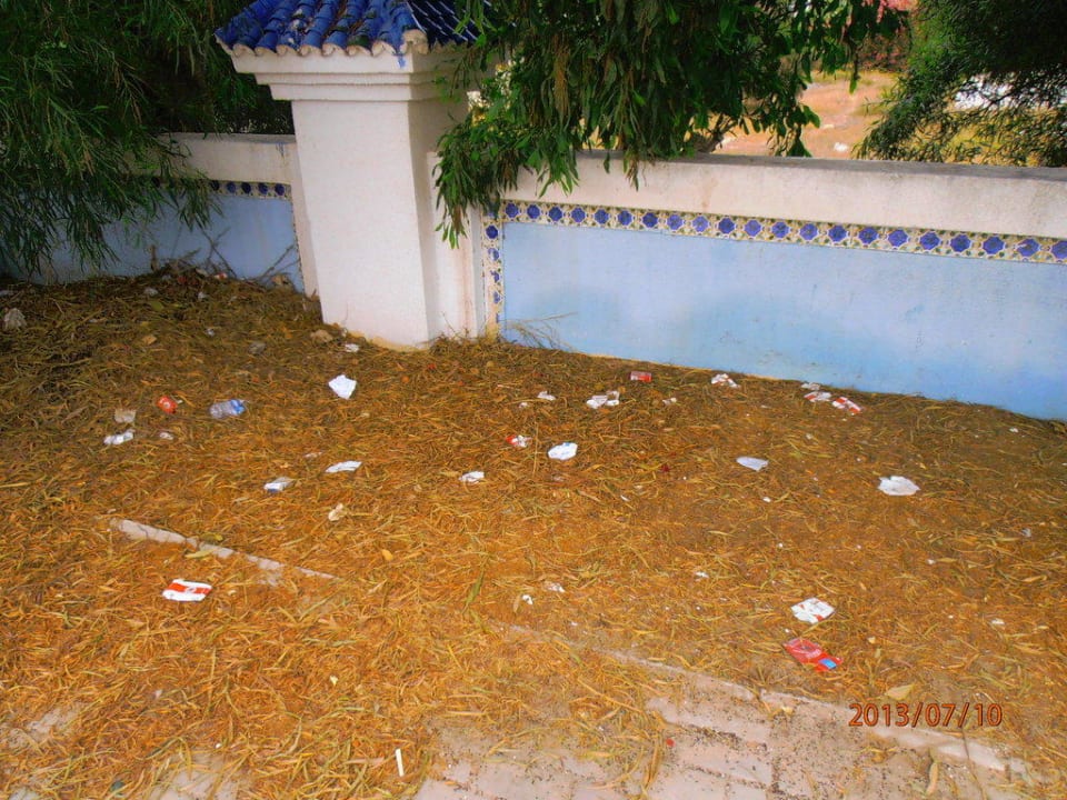 Vor dem Hotel Hotel El Mouradi Skanes Beach