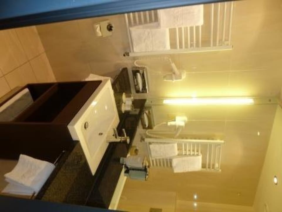 Schöner moderner Waschtisch IntercityHotel Dresden