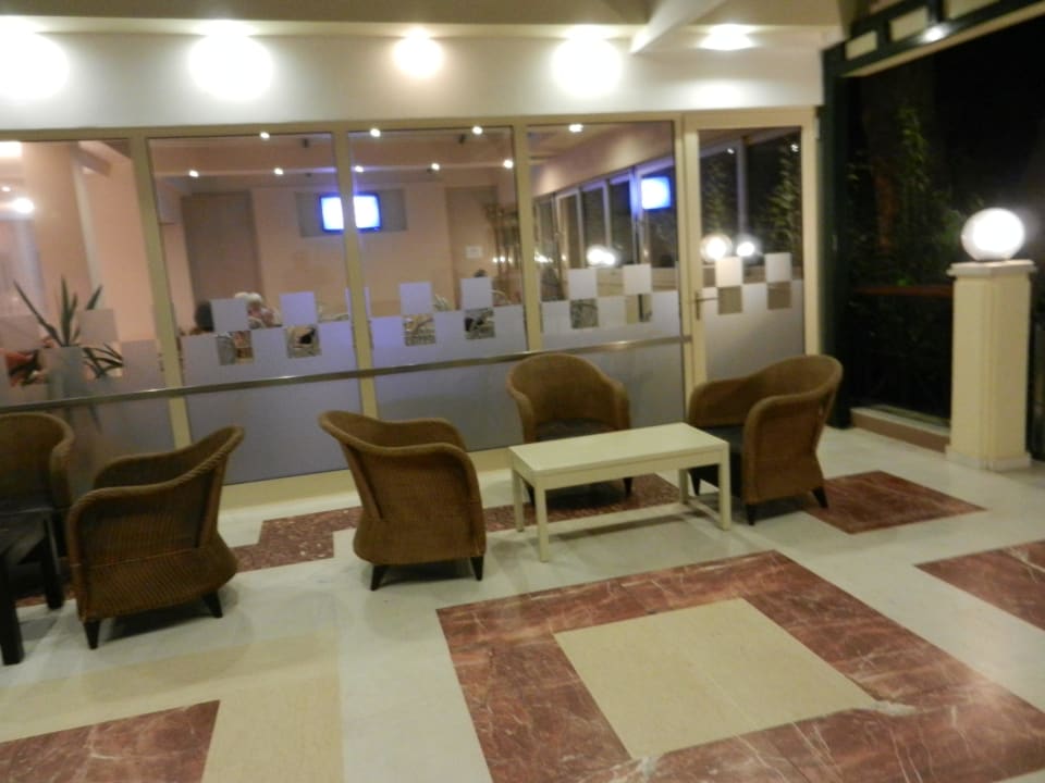 Neu gestaltete Lobby Hotel Portes Beach