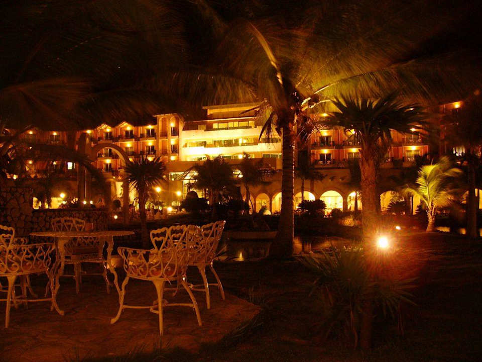 Hotelanlage bei Nacht Melia Las Antillas - Adults only