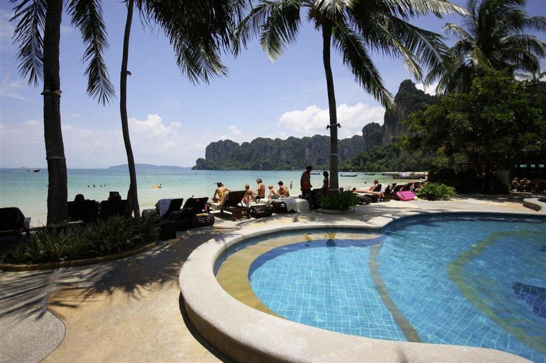 Hotelpool mit Liegen, direkt am schönen Weststrand Hotel Railay Bay Resort & Spa