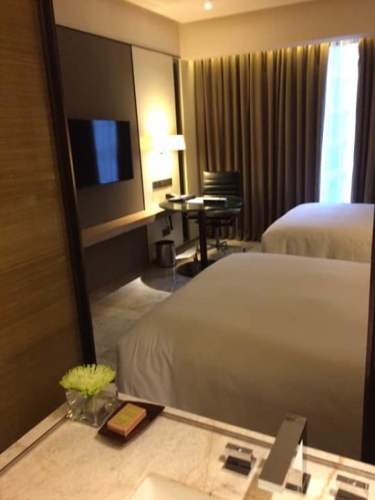 Widok na pokój z łazienki DoubleTree by Hilton Hotel Sukhumvit Bangkok