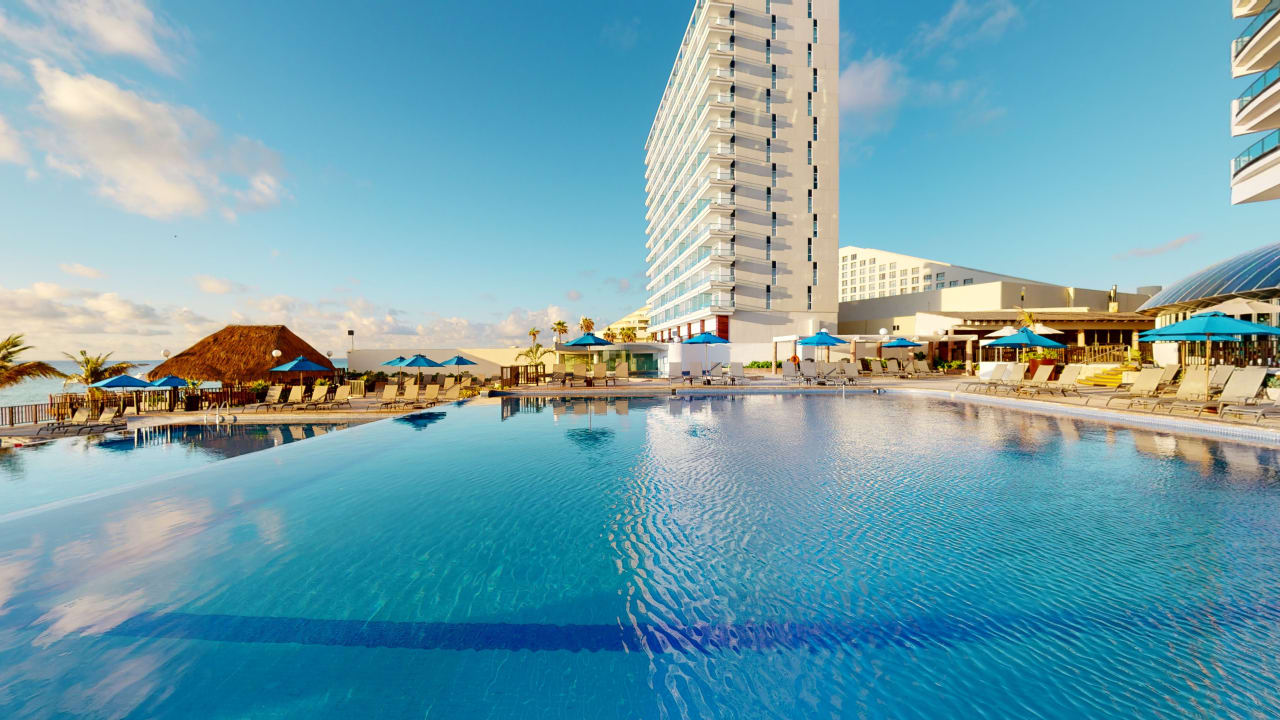 Pool Seadust Cancun Family Resort