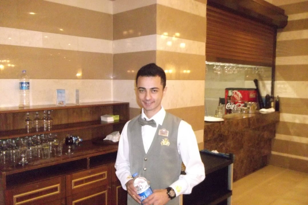 Kellner Imre, früh Kaffee schnell auf dem Tisch Diamond Excellence Resort & Spa