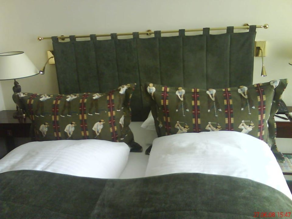 Doppelbett in Zimmern der "Golf-Etage" Althoff Hotel Fürstenhof