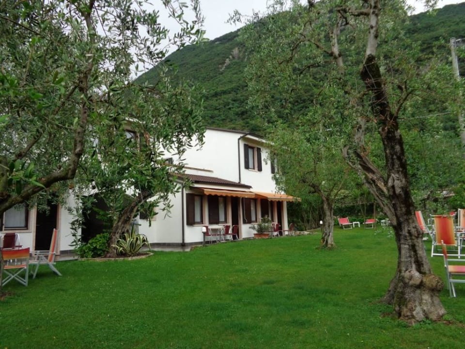 Garten und Teil der Hotelanlage Residence Alesi