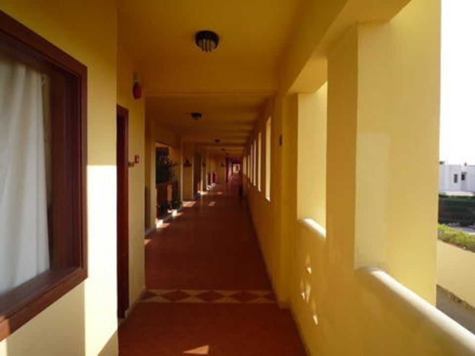 Zu dem Zimmer 300 m Fußweg Titanic Beach Spa & Aqua Park