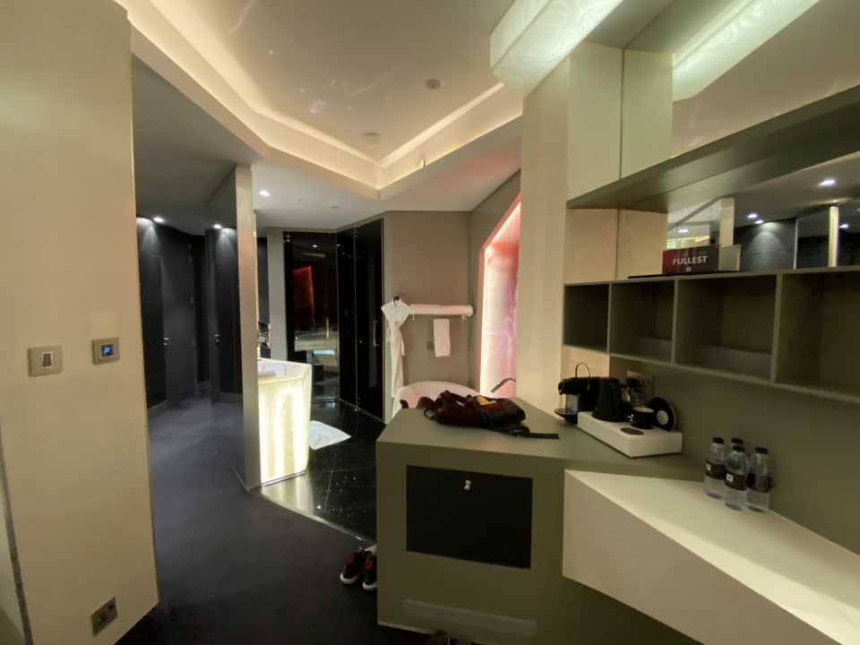 Zimmer V Hotel Dubai, Curio Collection by Hilton