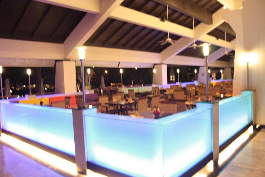 Restaurant am Abend Novotel Chumphon Beach Resort And Golf