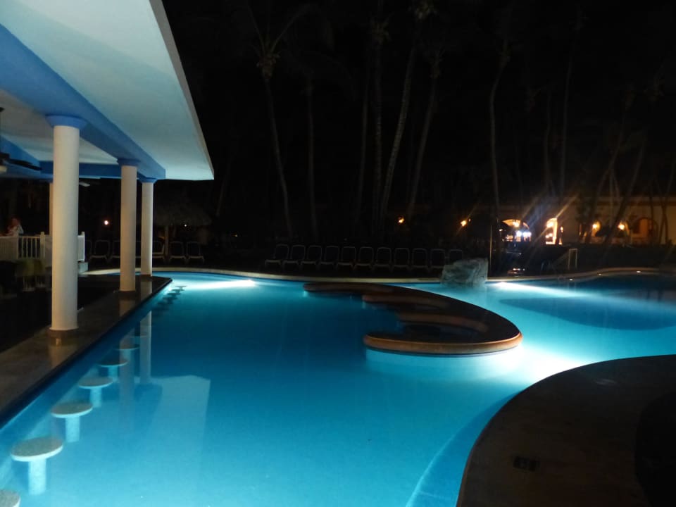 Der nachtbeleuchtete Pool Hotel Riu Bambu
