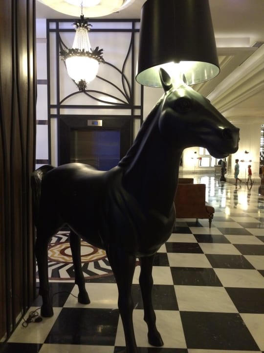 Светильник в лоби Hotel Delphin Imperial