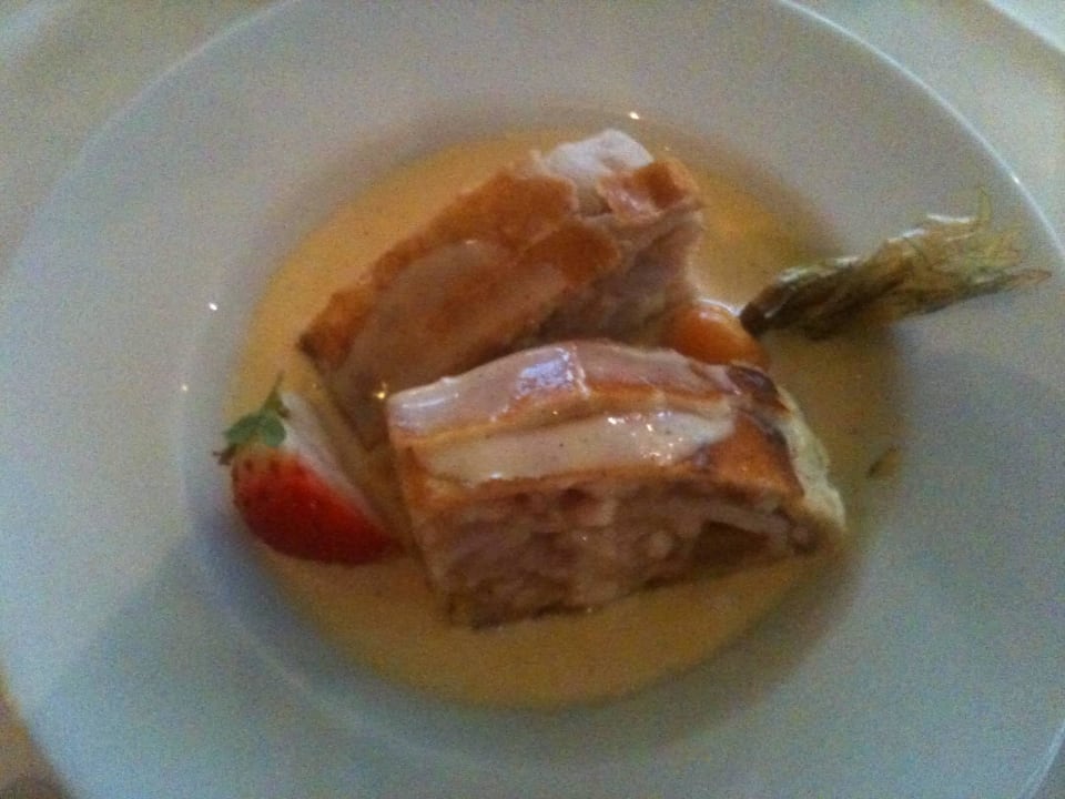 Apfelstrudel mit V-Sauce Best Western Plus Parkhotel Maximilian Ottobeuren