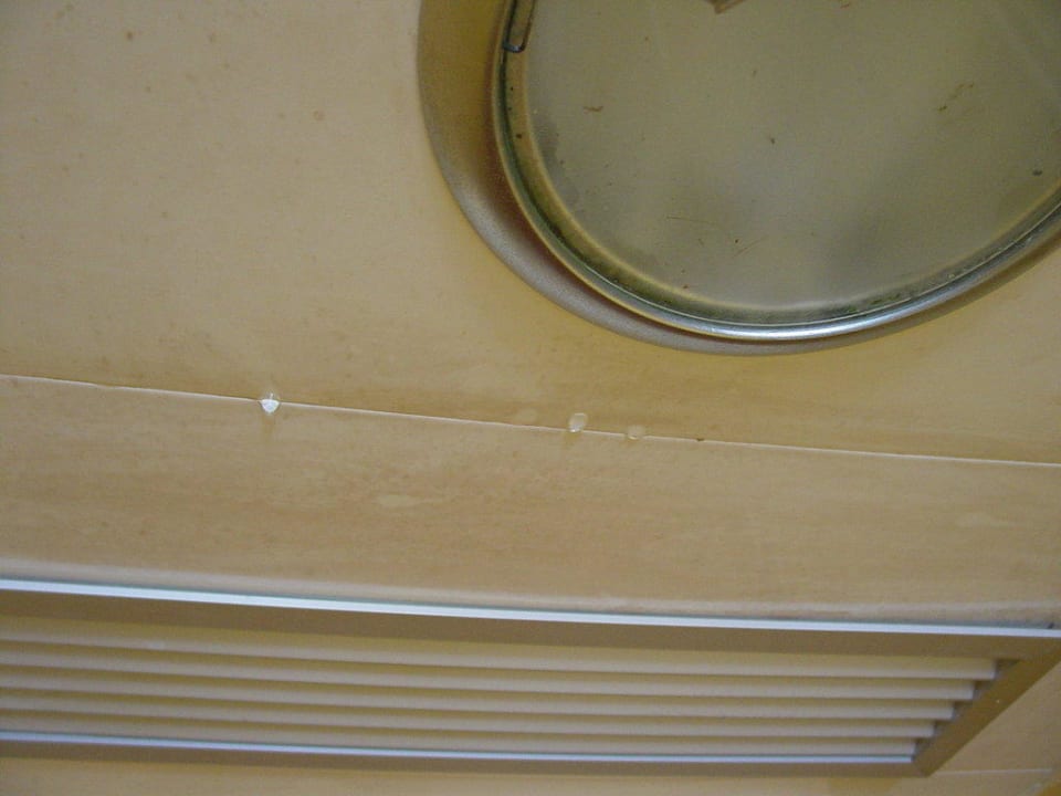 Tropfende Klimaanlage und verdreckte Lampe Barceló Santiago - Adults Only