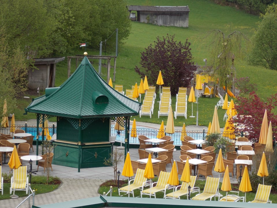 Blick auf den Außenpool Wohlfühlresort Peternhof